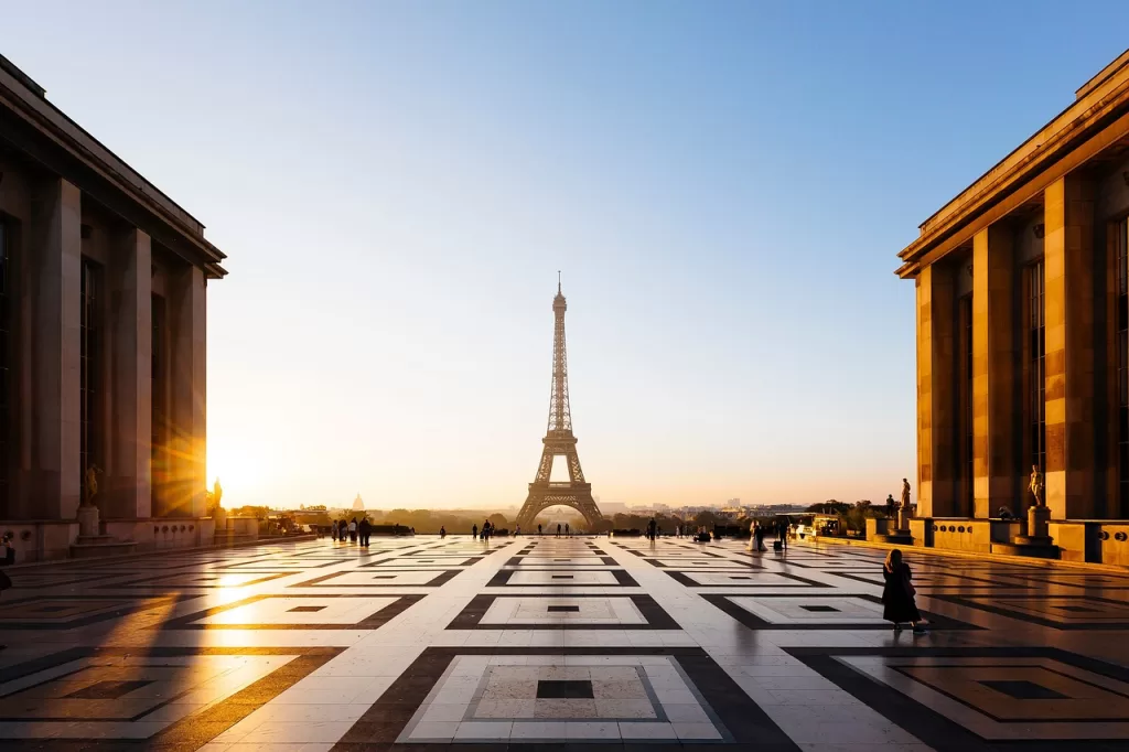 The Trocadero plaza overlooking the Eiffel Tower at sunrise, a must-see for a first-time in Paris