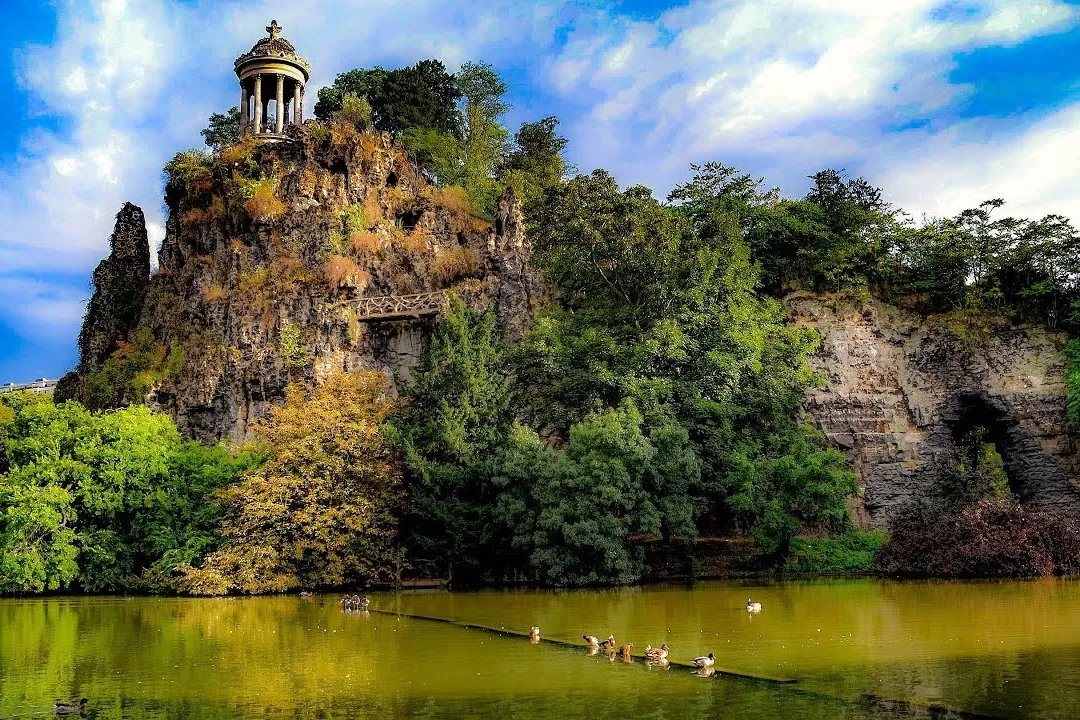 the dramatic cliffs of the beautiful Parc des Buttes-Chaumont in Paris